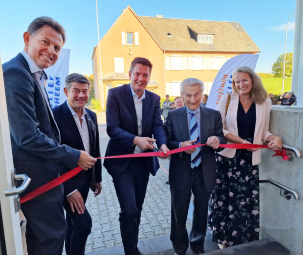 Lex Delles, Roger Beissel, Paul Henry Meyers, Benoît Holzem et Pierrette Biver en train de couper le ruban