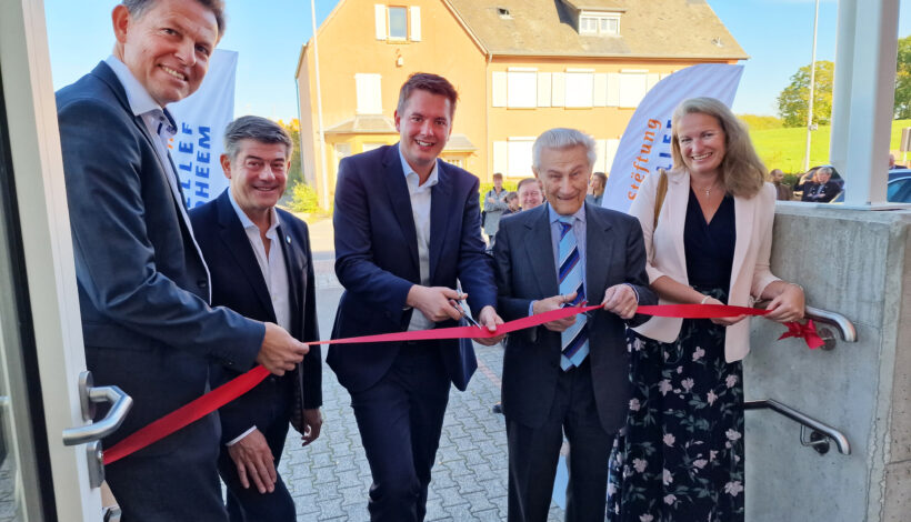 Lex Delles, Roger Beissel, Paul Henry Meyers, Benoît Holzem et Pierrette Biver en train de couper le ruban