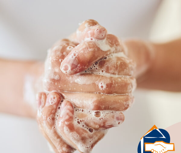 mains en train d'être lavés