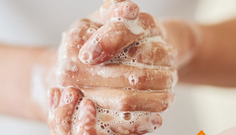 mains en train d'être lavés