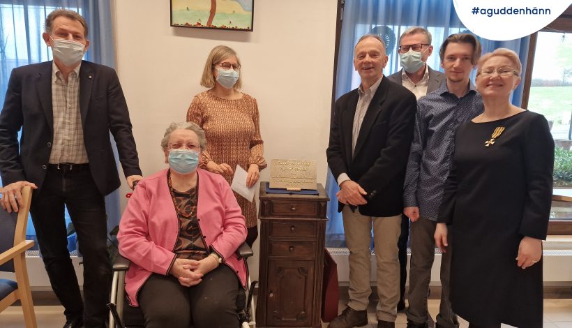 La Famille Diderrich et le Directeur général de Hëllef Doheem devant la plaque dévoilée