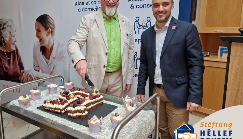 Les responsables du Centre avec le gâteau d'anniversaire