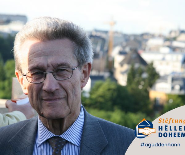 Photo de Monsieur Meyers devant une vue sur la ville de Luxembourg