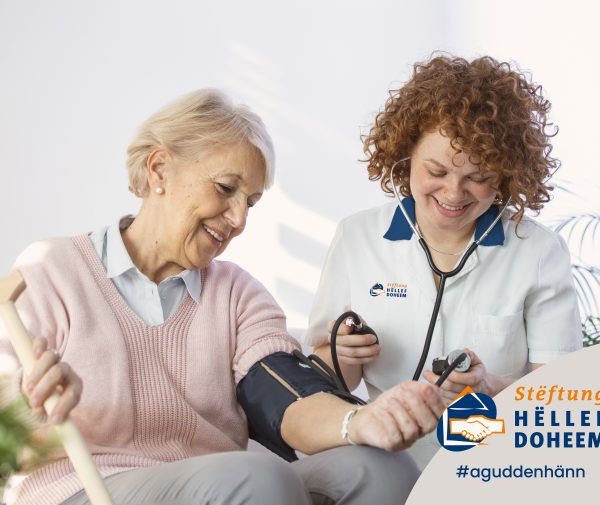 Infirmière prends tension à une cliente