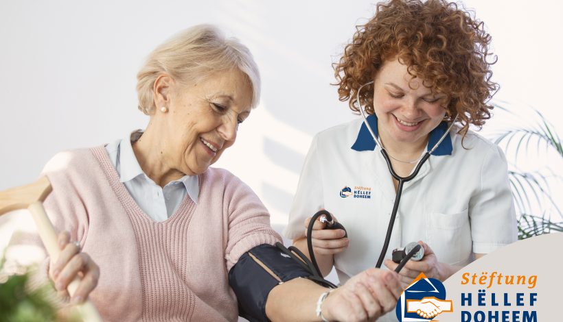 Infirmière prends tension à une cliente